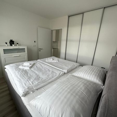 Ein Park Apartment With Free Parking Bratislava Esterno foto