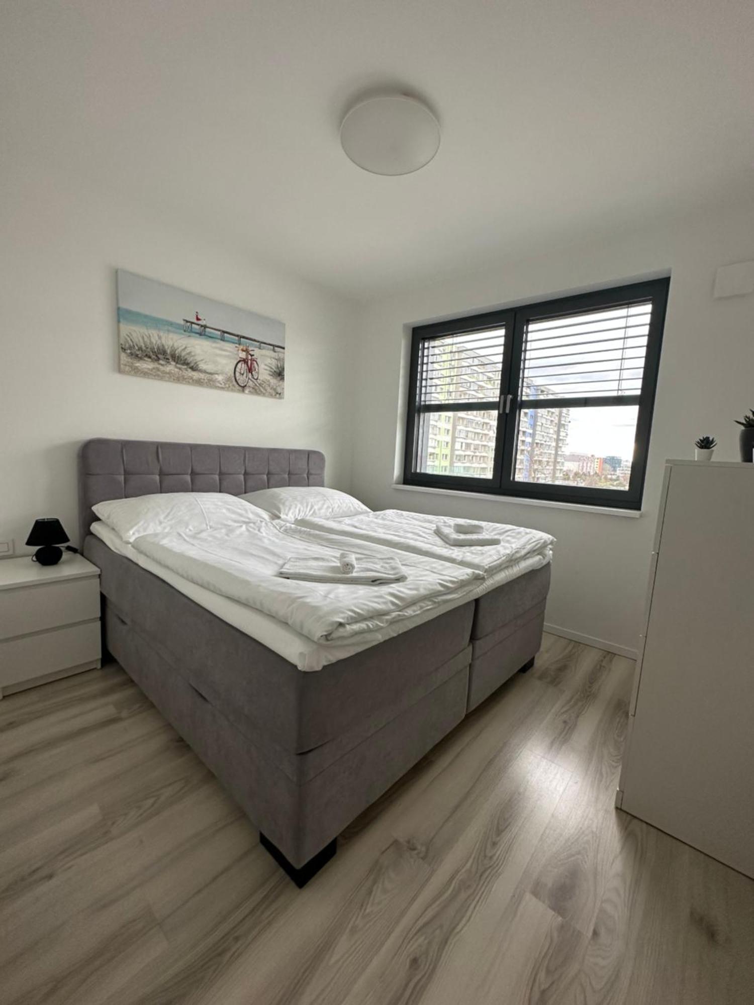 Ein Park Apartment With Free Parking Bratislava Esterno foto